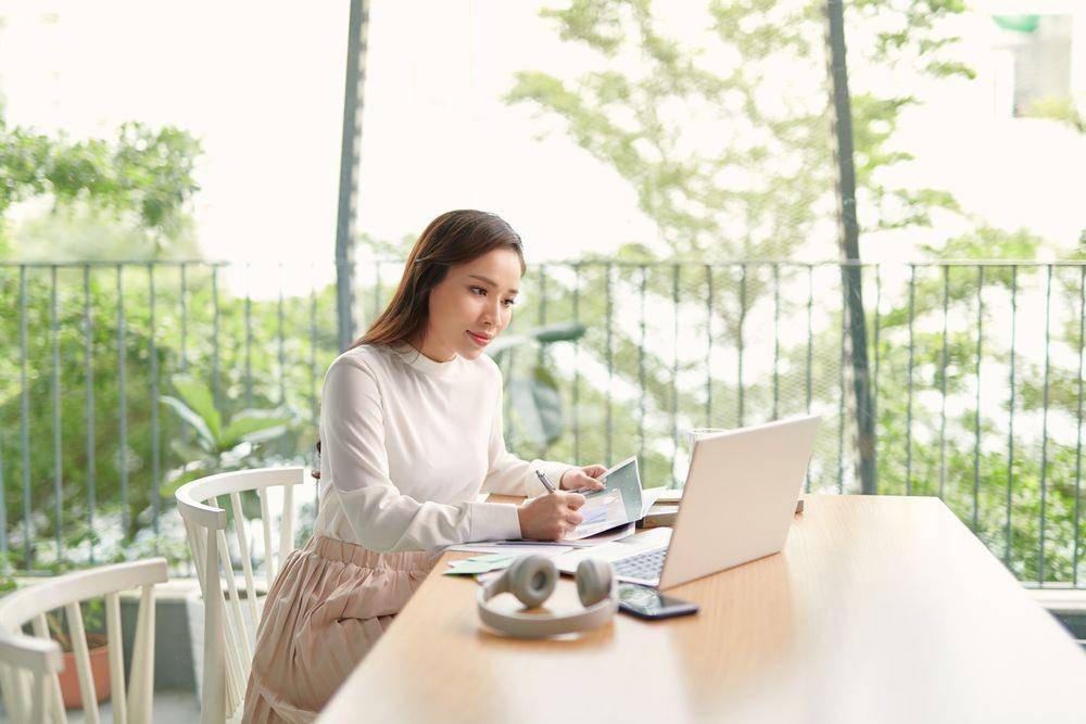 Millennial sedang bekerja di luar kantor (Shutterstock/Makistock)