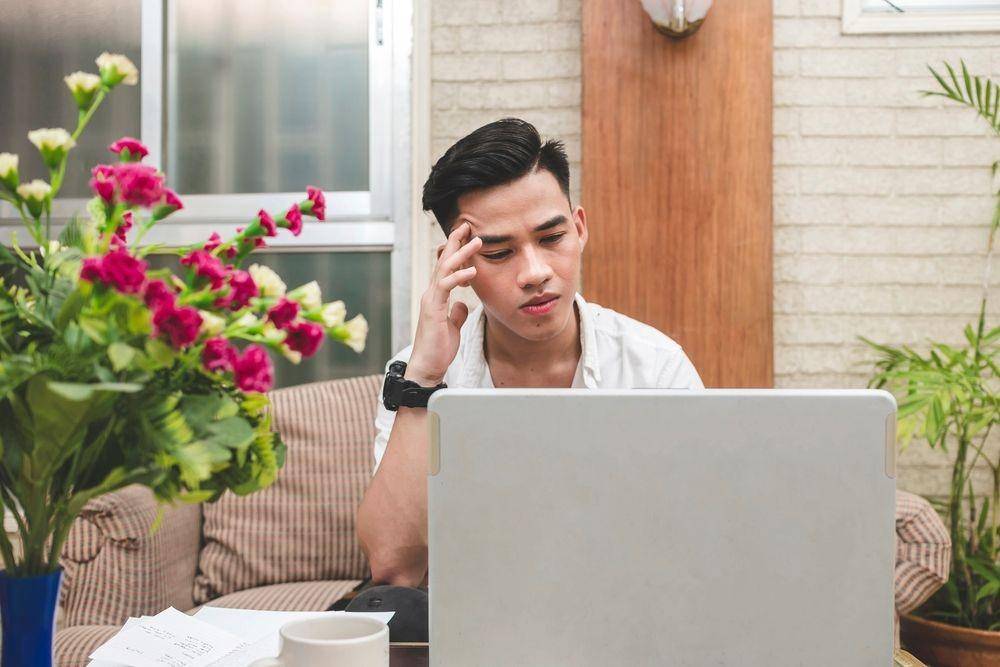 Millennial sedang bekerja dari kafe (Shutterstock/MDV Edwards)