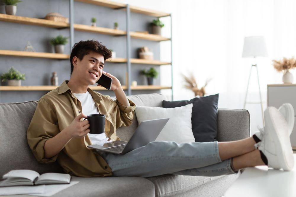 Millennial sedang bekerja dari rumah (Shutterstock/Prostock-studio)