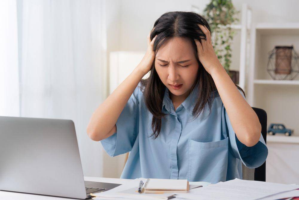 Millennial stres saat bekerja (Shutterstock/PATCHARIN.IN)
