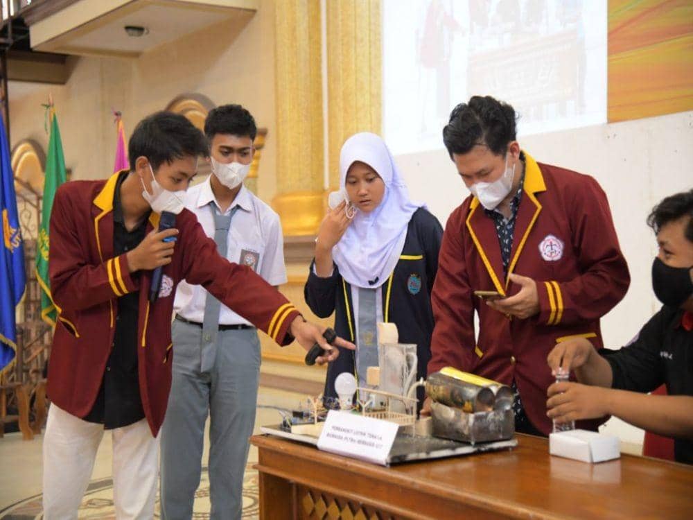 Mahasiswa Universitas Teknokrat Indonesia (UTI) menghadirkan karya teranyar Pembangkit Listrik Tenaga Biomassa Internet of Things (IoT). (Dok Teknokrat).
