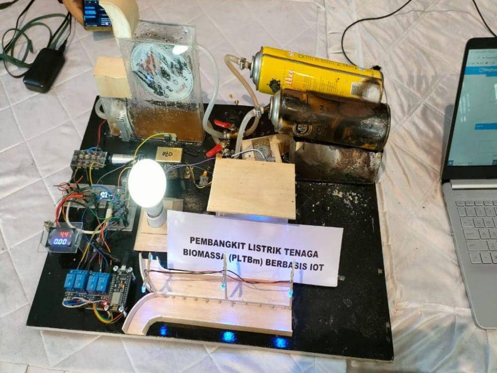 Mahasiswa Universitas Teknokrat Indonesia (UTI) menghadirkan karya teranyar Pembangkit Listrik Tenaga Biomassa Internet of Things (IoT). (Dok Teknokrat).