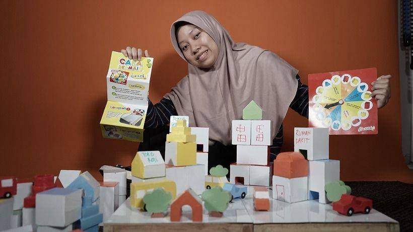 Mahasiswa S1 Desain Produk Universitas Dinamika Surabaya, Rizka Aulia Khoirunnisa bikin mainan bernama Creaticity. (dok. Humas Undika Surabaya).