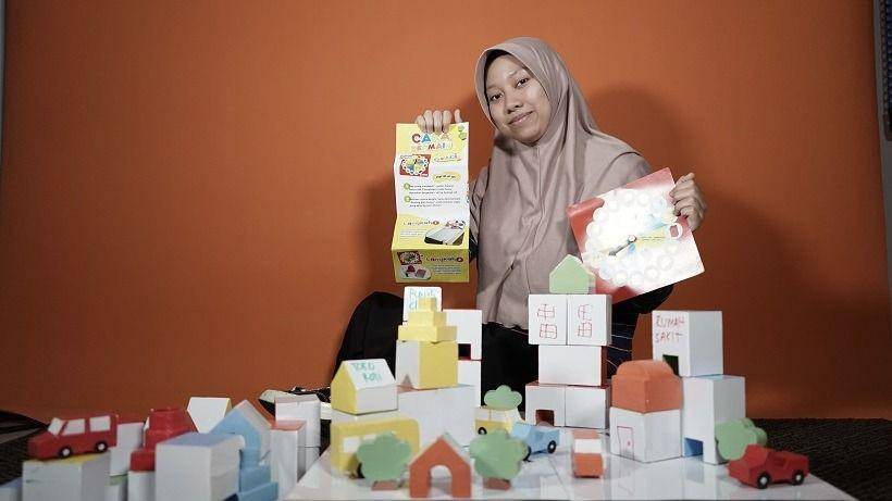 Mahasiswa S1 Desain Produk Universitas Dinamika Surabaya, Rizka Aulia Khoirunnisa bikin mainan bernama Creaticity. (dok. Humas Undika Surabaya).