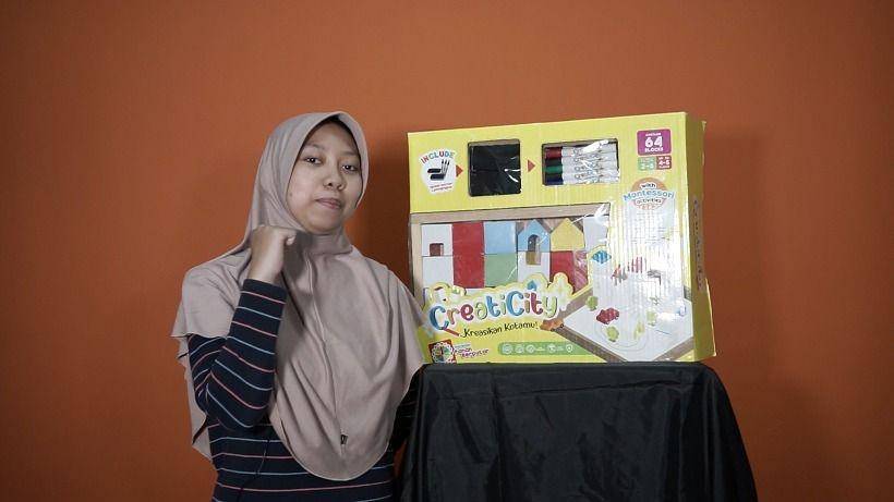 Mahasiswa S1 Desain Produk Universitas Dinamika Surabaya, Rizka Aulia Khoirunnisa bikin mainan bernama Creaticity. (dok. Humas Undika Surabaya).