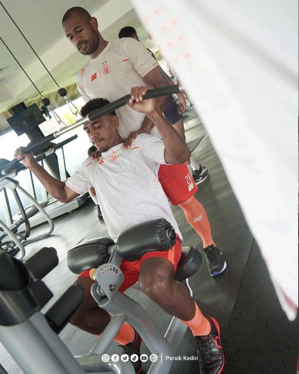 Pemain Persik Kediri saat berlatih di hotel. Instagram.com/ @persikfcofficial