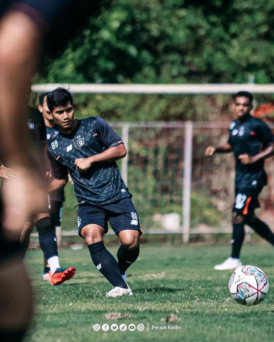 Pemain Persik Kediri saat berlatih di Bali. Instagram.com/persikfcofficial