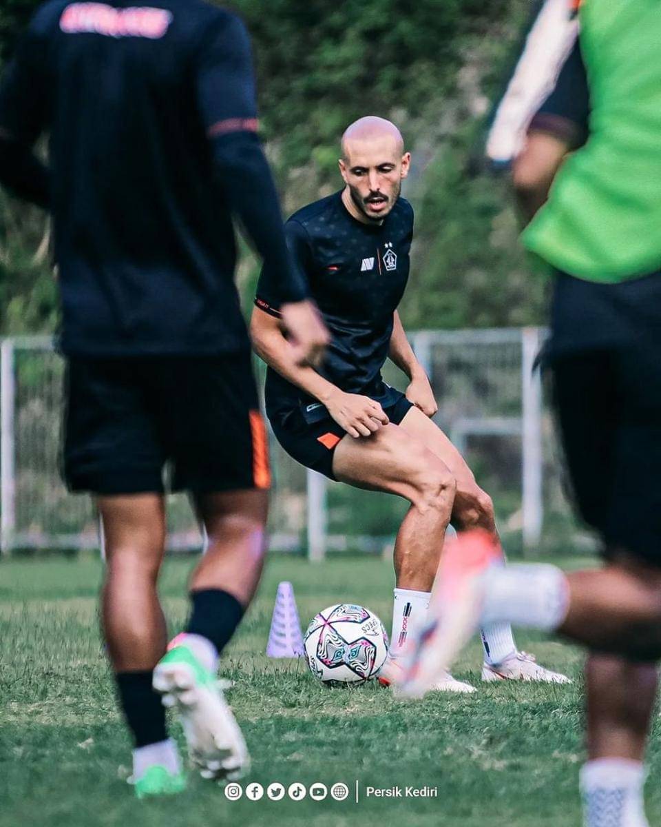 Pemain Persik Kediri saat berlatih di Bali. Instagram.com/persikfcofficial
