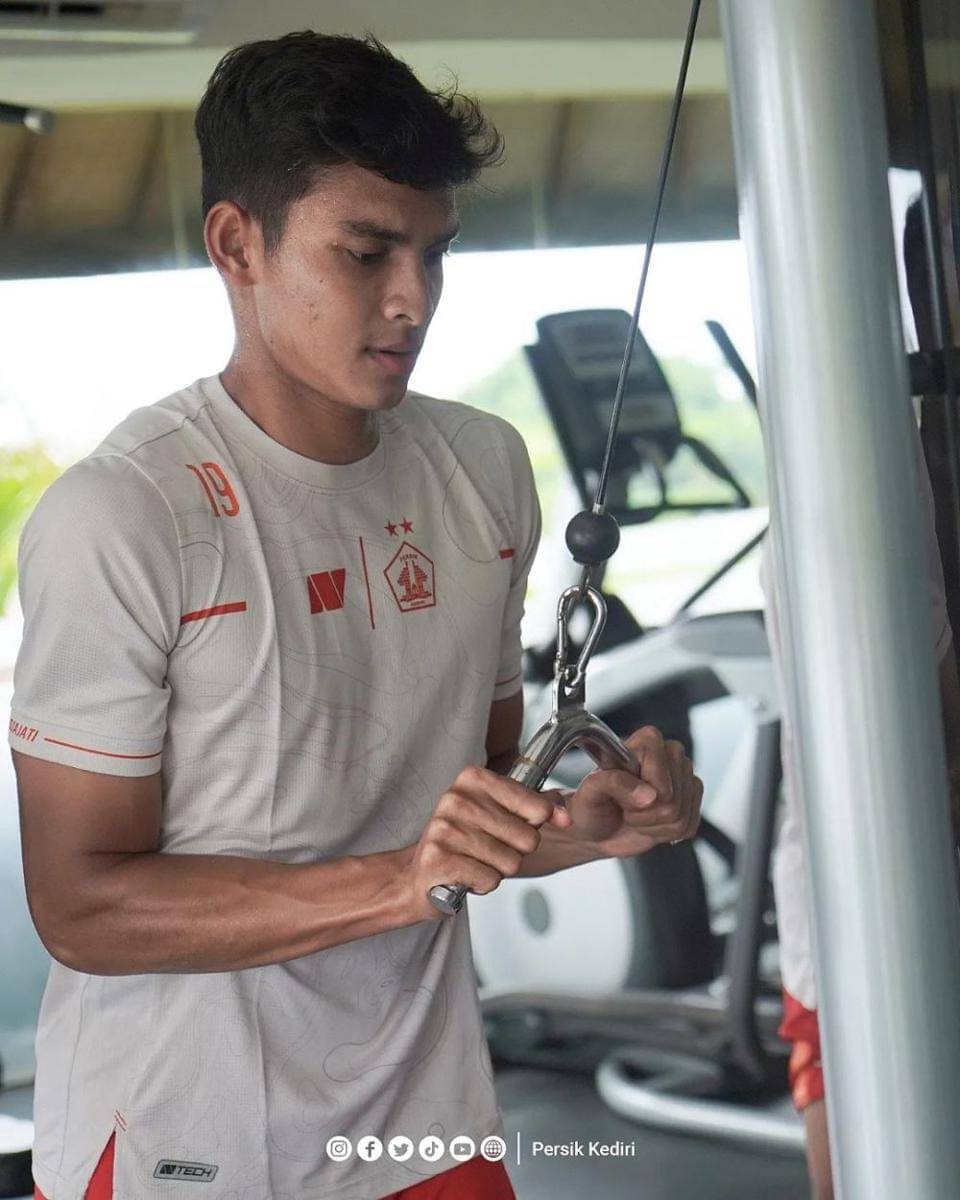 Pemain Persik Kediri saat berlatih di hotel. Instagram.com/ @persikfcofficial