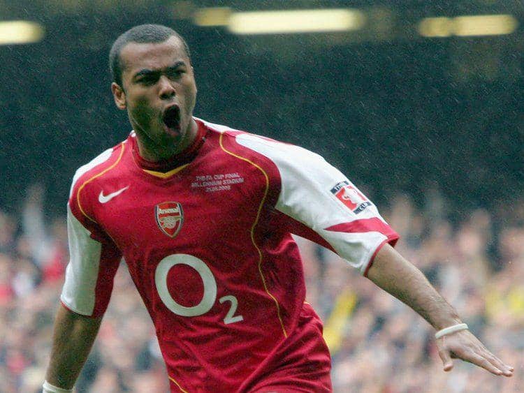 Ashley Cole berseragam Arsenal (twitter.com/skysportsretro)