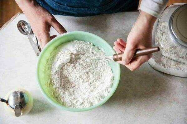 ilustrasi orang sedang mengaduk tepung (simplyrecipes.com)