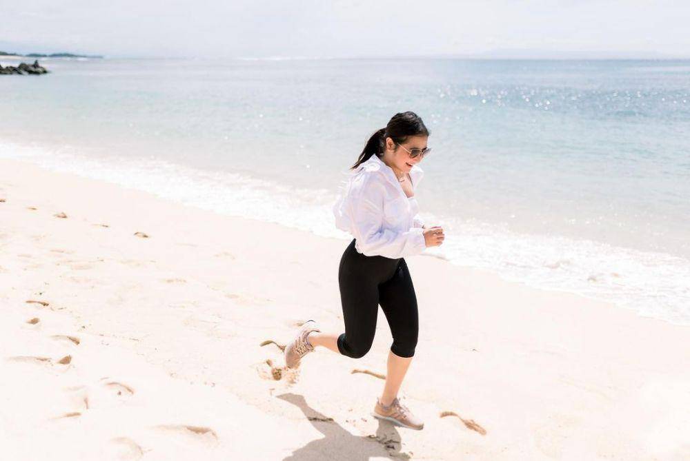 potret outfit Prilly Latuconsina (instagram.com/prillylatuconsina96)
