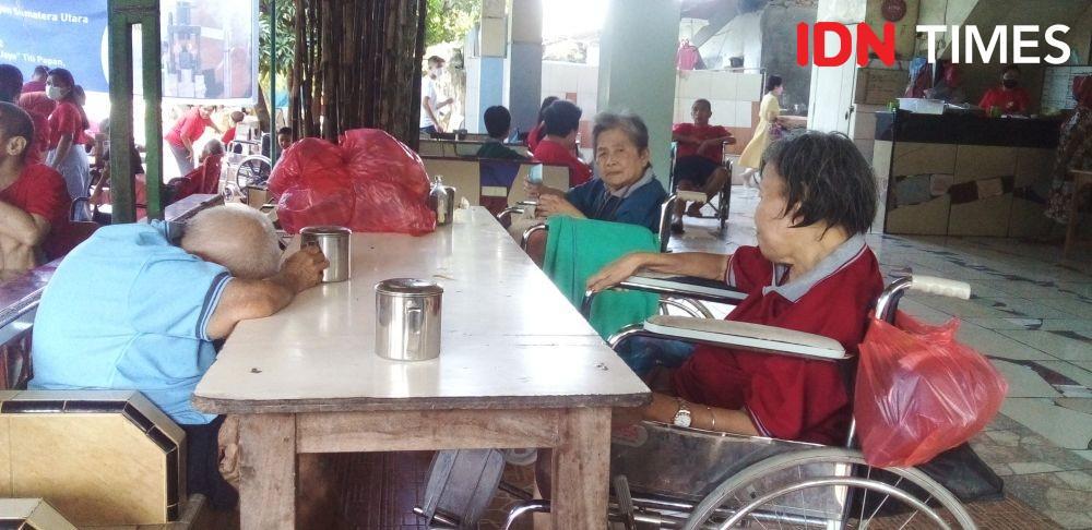 Suka Duka Meddo Selama 12 Tahun Jadi Perawat Panti Jompo