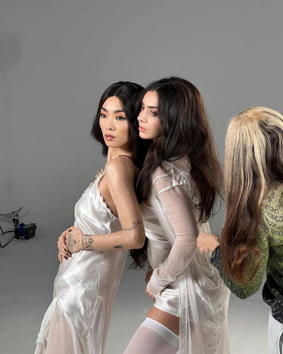 Rina Sawayama dan Charli XCX (instagram.com/charli_xcx)