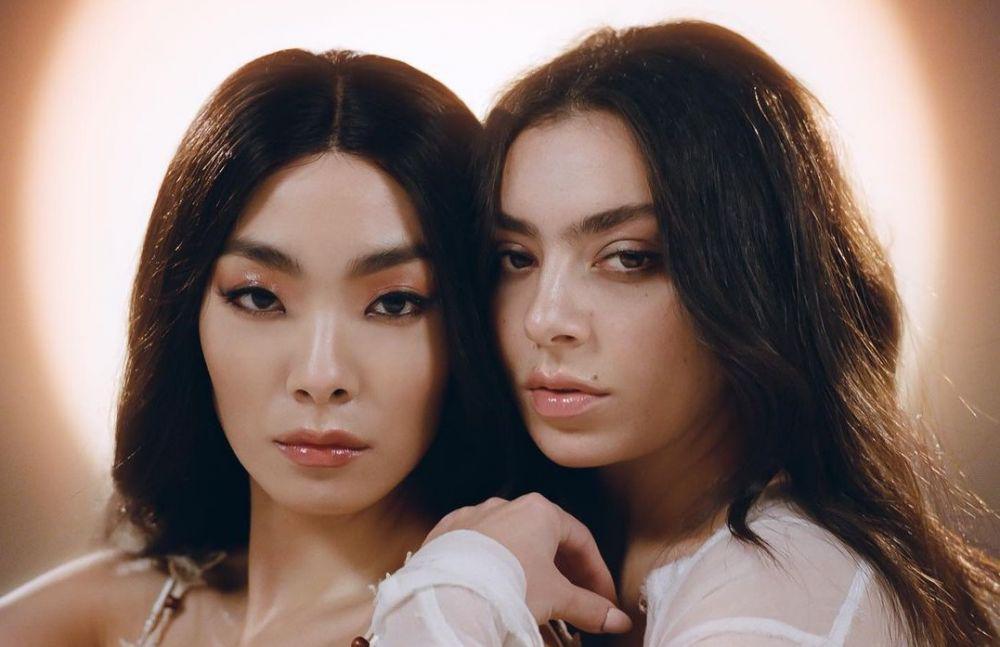 Rilis Kolaborasi 'Beg For You,' 10 Fakta Charli XCX dan Rina Sawayama