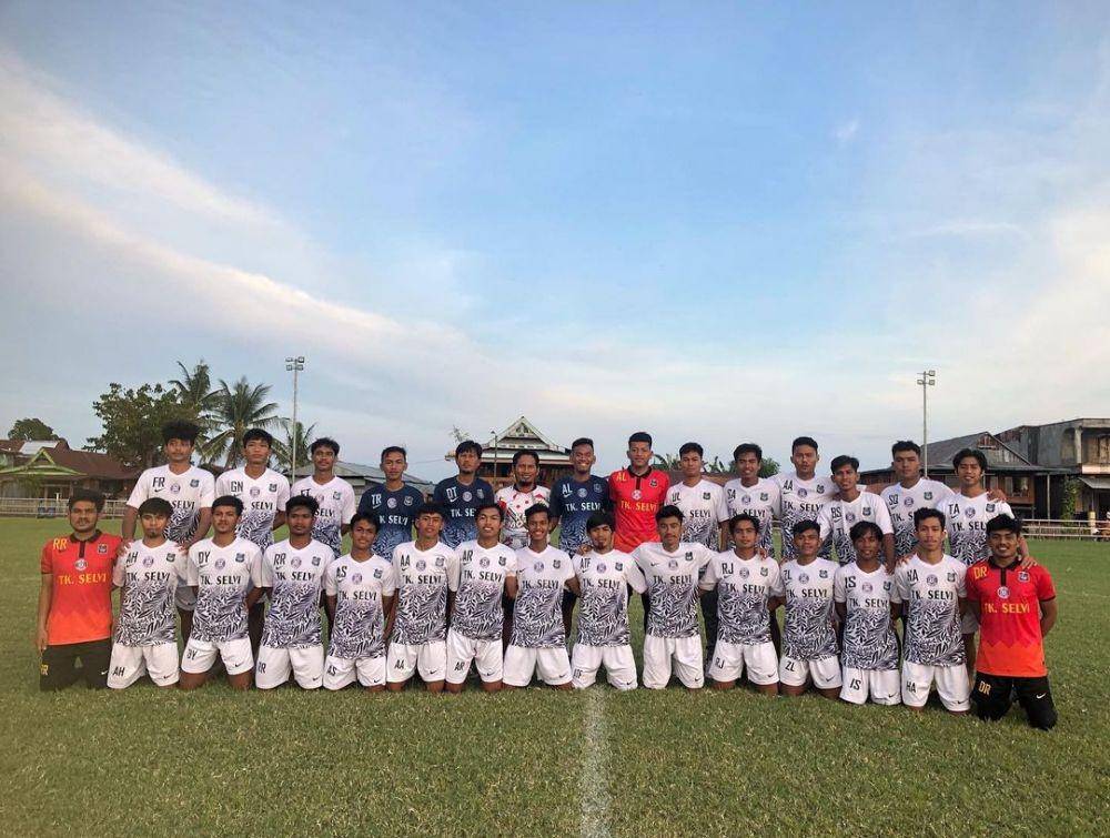 Para pemain, ofisial dan tim pelatih Gasma Enrekang berpose sebelum laga uji coba kontra klub lokal Bacukiki FC di Lapangan M. Djunaid Hamzah di Kabupaten Sidrap, Minggu 30 Januari 2022. (Instagram.com/gasma.enrekang)