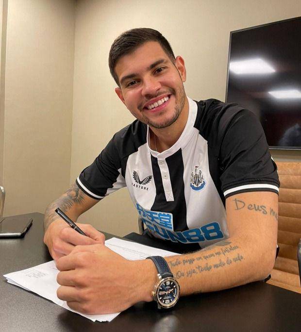 Bruno Guimarães saat diperkenalkan Newcastle United. (the-sun.com)