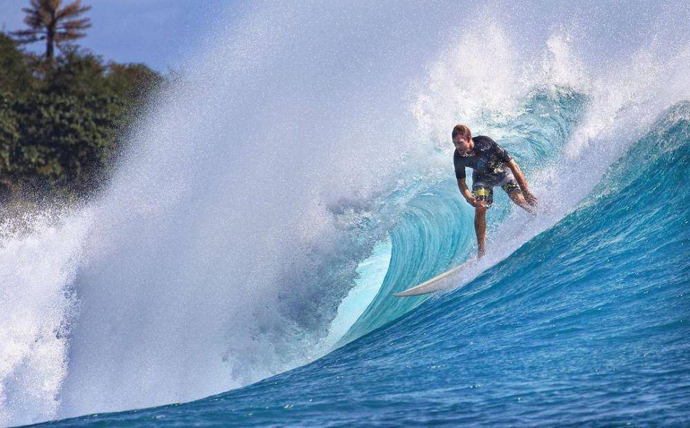 potret seseorang sedang berselancar di Pantai Plengkung (instagram.com/vincent.kohar)