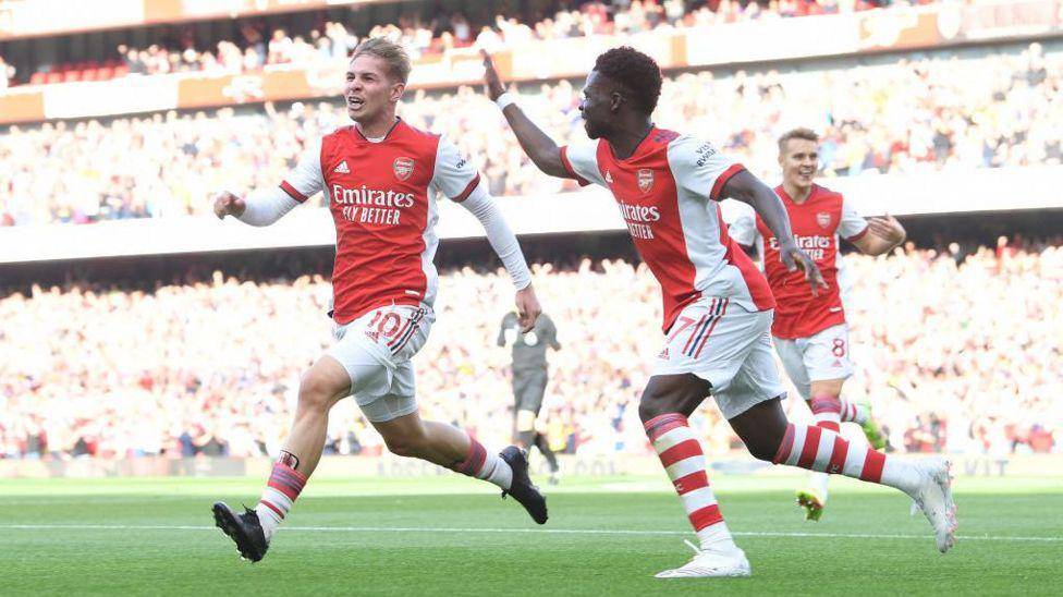 Emile Smith Rowe dan Bukayo Saka merupakan lulusan akademi Arsenal yang kian bersinar. (bbc.com)