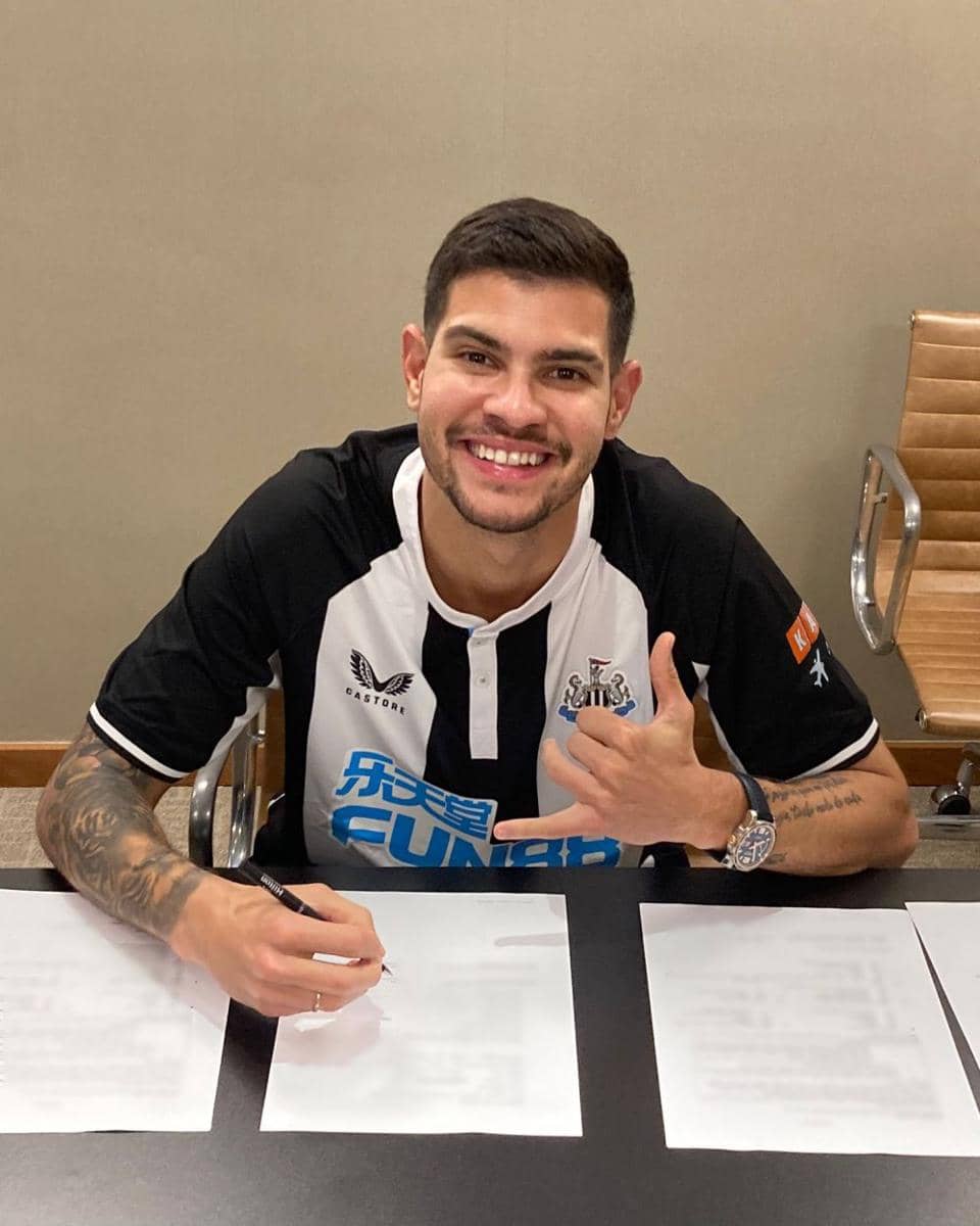 Bruno Guimaraes ketika diperkenalkan sebagai pemain baru Newcastle United. (twitter.com/NUFC)