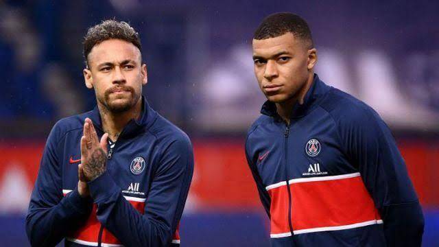 Kylian Mbappe menjadi nama yang akan diisukan hengkang dari PSG. (futballnews.com)
