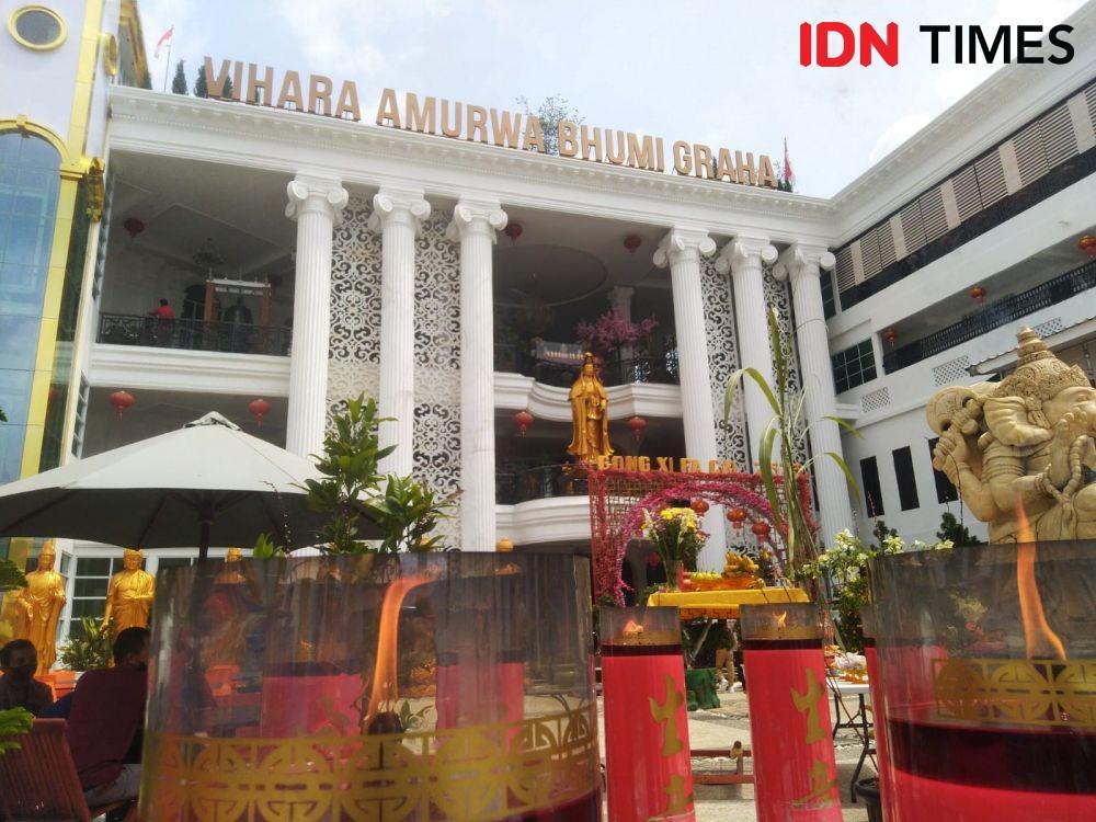 10 Potret Ibadah Imlek dan Fakta Vihara Amurwa Bhumi Graha Bandar Lampung