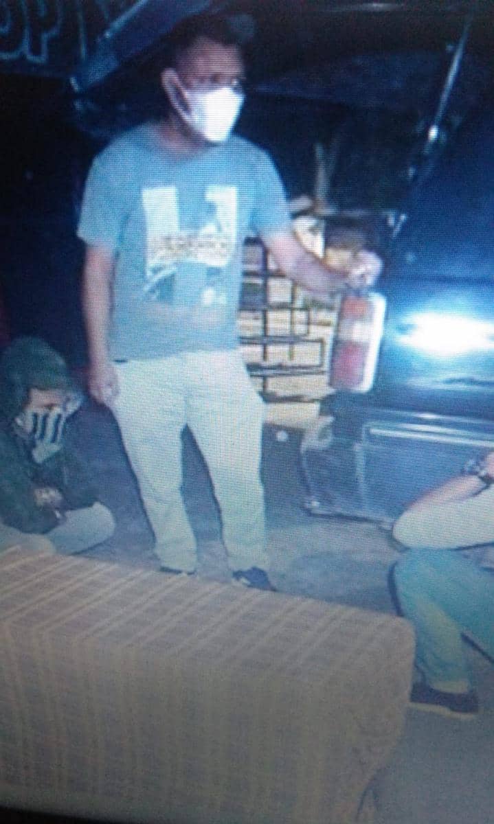 Proses penangkapan dan pengamanan pelaku perdagangan Orangutan di Binjai (Dok.IDN Times/ istimewa)