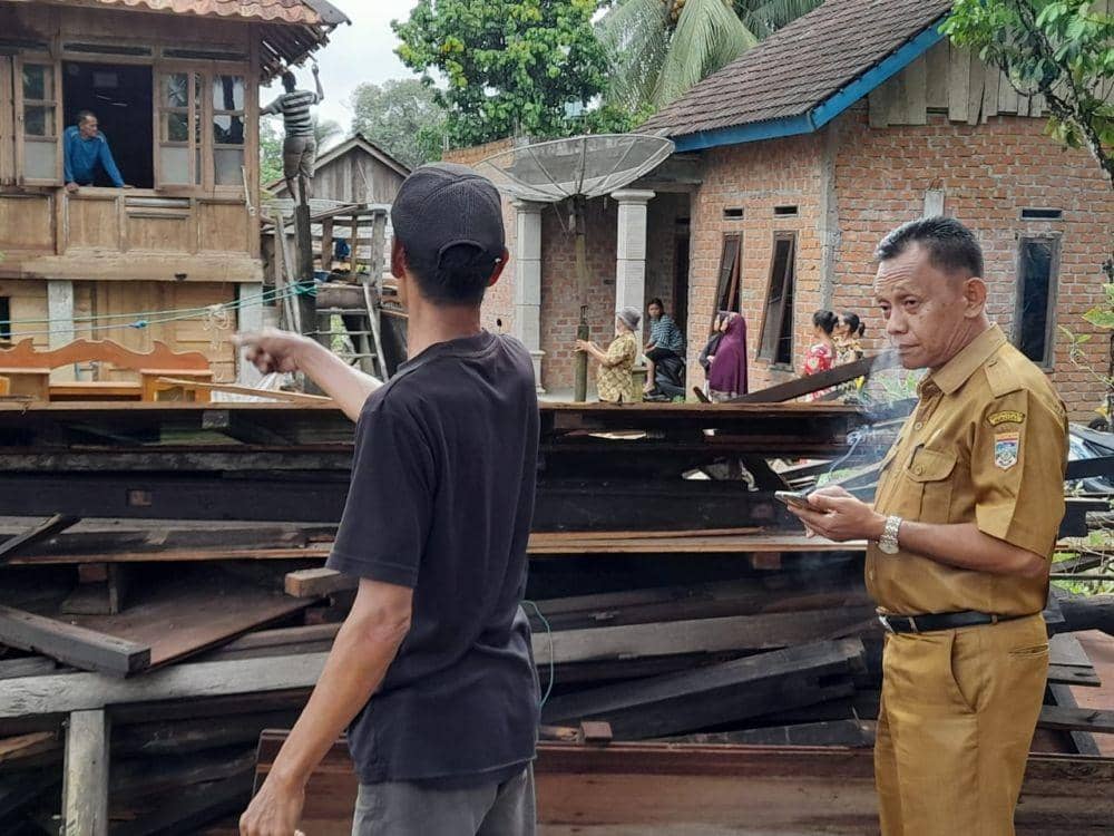 Angin puting beliung luluhlantakan rumah di Muratara (IDN Times/istimewa)