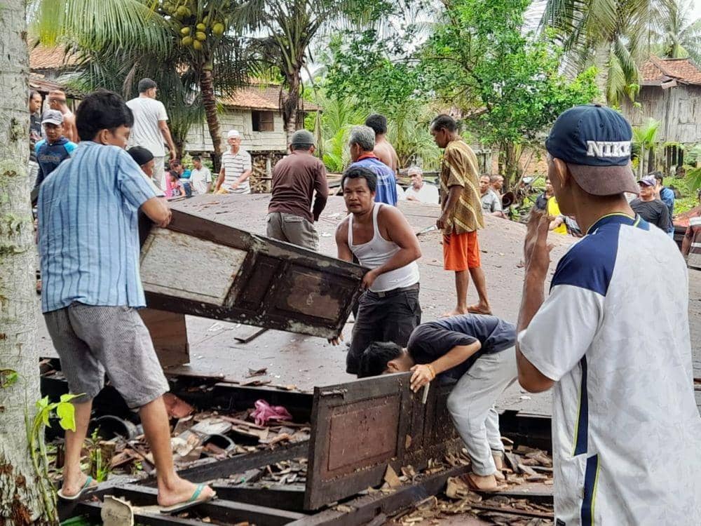 Angin puting beliung luluhlantakan rumah di Muratara (IDN Times/istimewa)