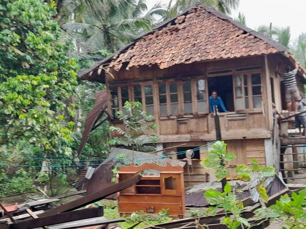 Angin puting beliung luluhlantakan rumah di Muratara (IDN Times/istimewa)