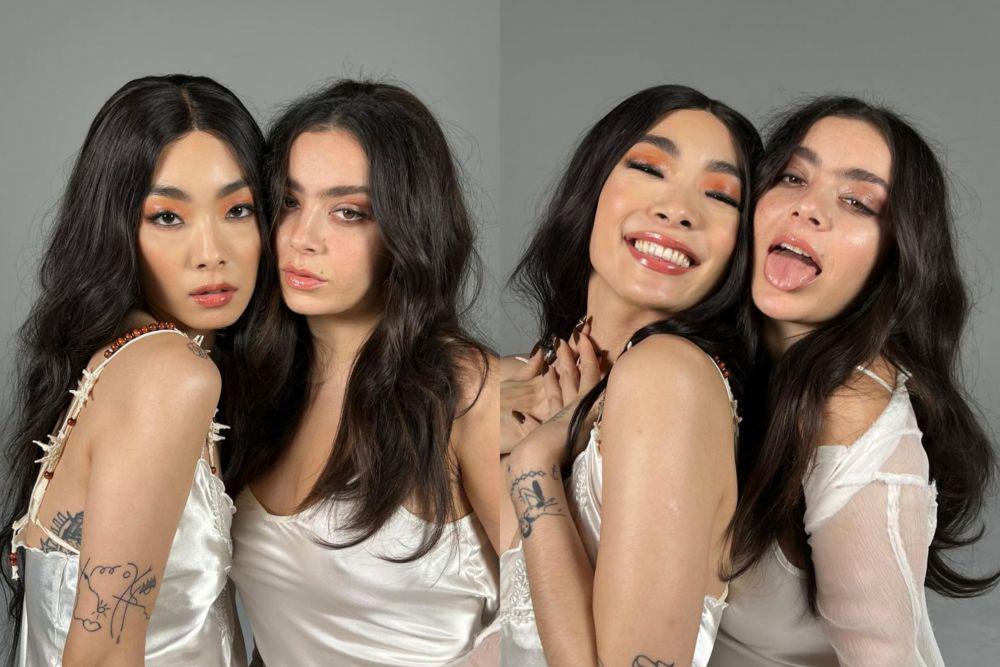 9 Potret Kompak Charli XCX dan Rina Sawayama, Bestie Banget!