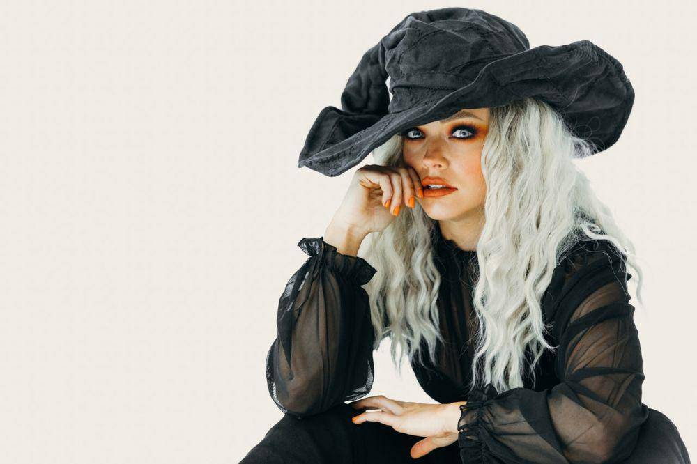ilustrasi orang dengan outfit all black (pexels.com/A Koolshooter)