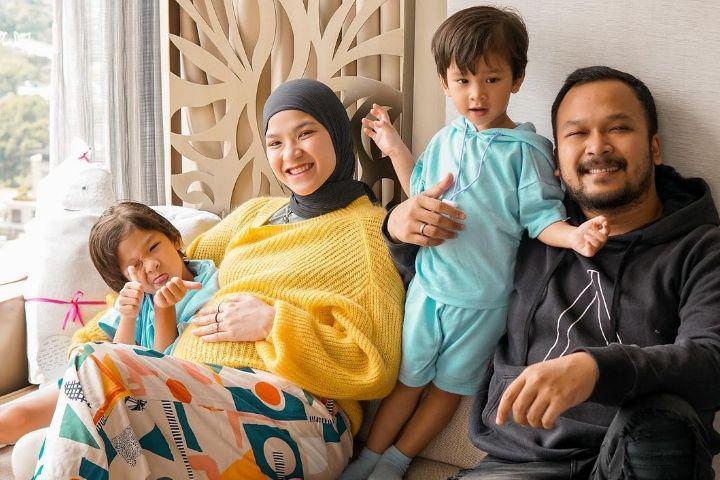 Hamil Anak Ketiga, 9 Potret Keluarga Marsha Natika yang Selalu Ceria