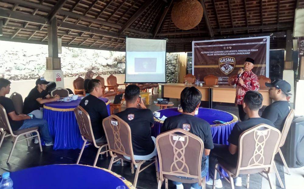 Bupati Enrekang Muslimin Bando berbicara dalam acara pelepasan pemain Gasma Enrekang di Villa Bambapuang, Selasa 1 Februari 2022. (Dok. Humas Pemkab Enrekang)