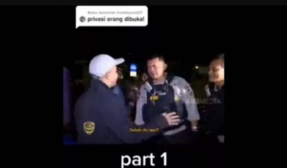 Personel polisi yang ngotot menggeledah isi ponsel ketika melakukan razia di malam hari (Dokumentasi Twitter)