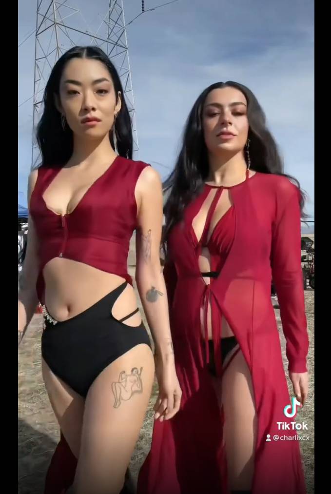 Rina Sawayama dan Charli XCX (tiktok.com/charlixcx)