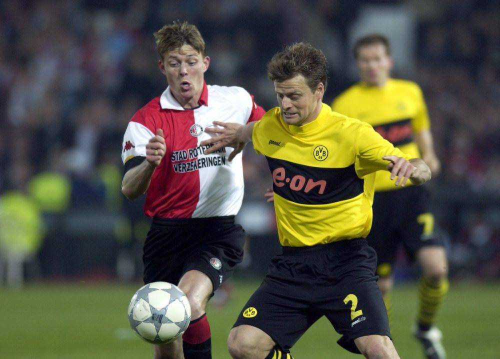 partai Borussia Dortmund melawan Feyenoord di final Piala UEFA 2001/2002 (twitter.com/europaleague)