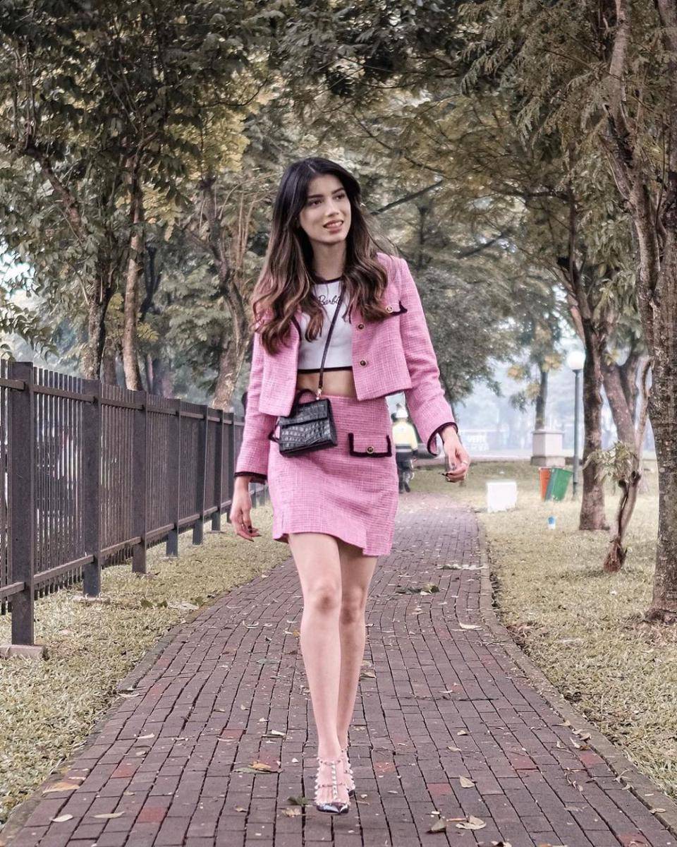 outfit girly Sabrina (instagram.com/sabrinachairunnisa_)
