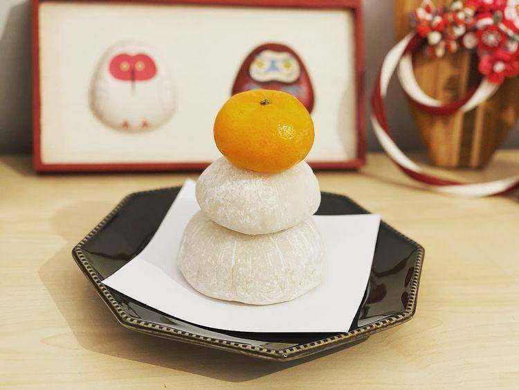 kagami mochi (instagram.com/iamaki_10)