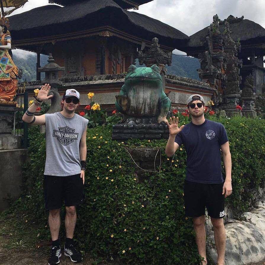 5 SOS (instagram.com/5sos)