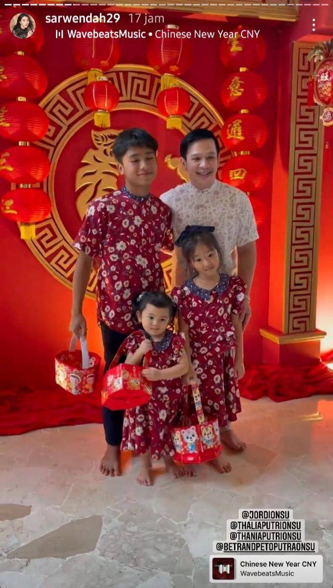 Gaya Artis Pria Berdarah Tionghoa di Perayaan Imlek 2022 (Instagram.com/sarwendah29)