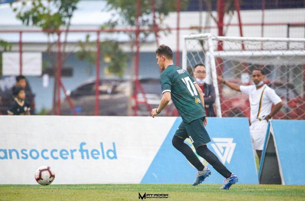 Dipuji Darius Sinathrya, 9 Potret M. Rian Ardianto Bermain Sepak Bola