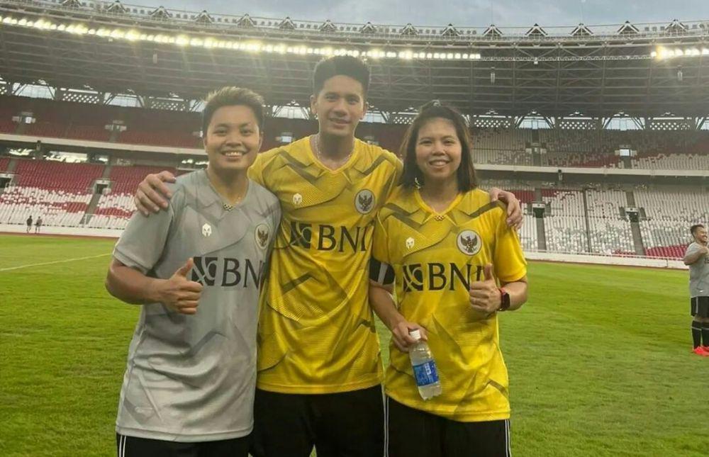 9 Adu Gaya Apriyani Rahayu dan Greysia Polii Bermain Bola