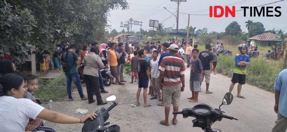 Warga yang memblokir jalan Kecamatan Binjai Barat, sehingga mengakibatkan kemacetan (IDN Times/ Bambang Suhandoko)