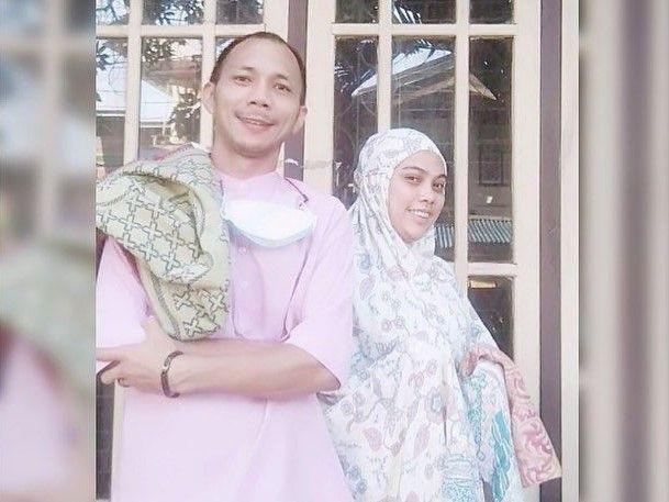 Jarang Terekspos, 10 Potret Norman Kamaru dan Istri yang Lengket Terus