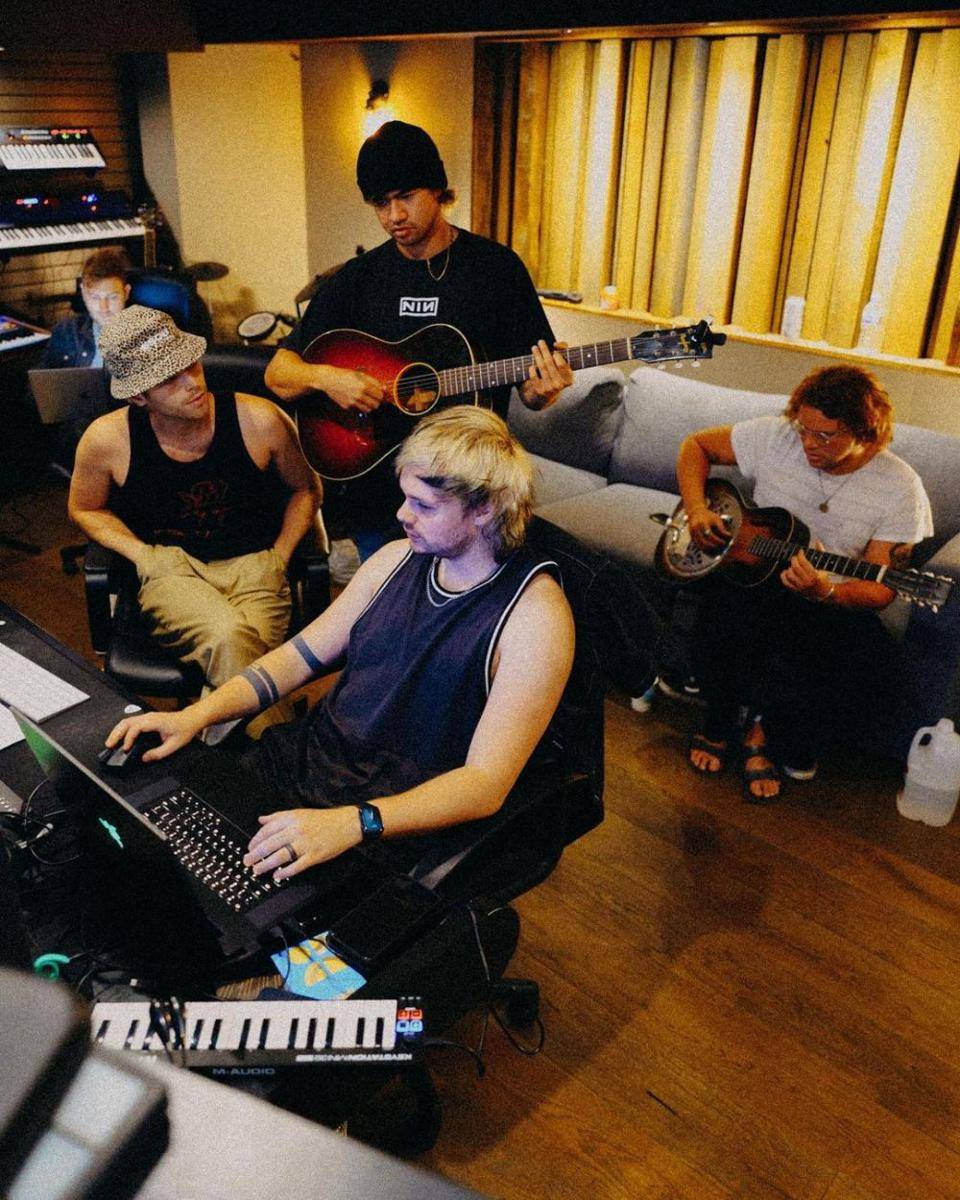 5 SOS (instagram.com/5sos)