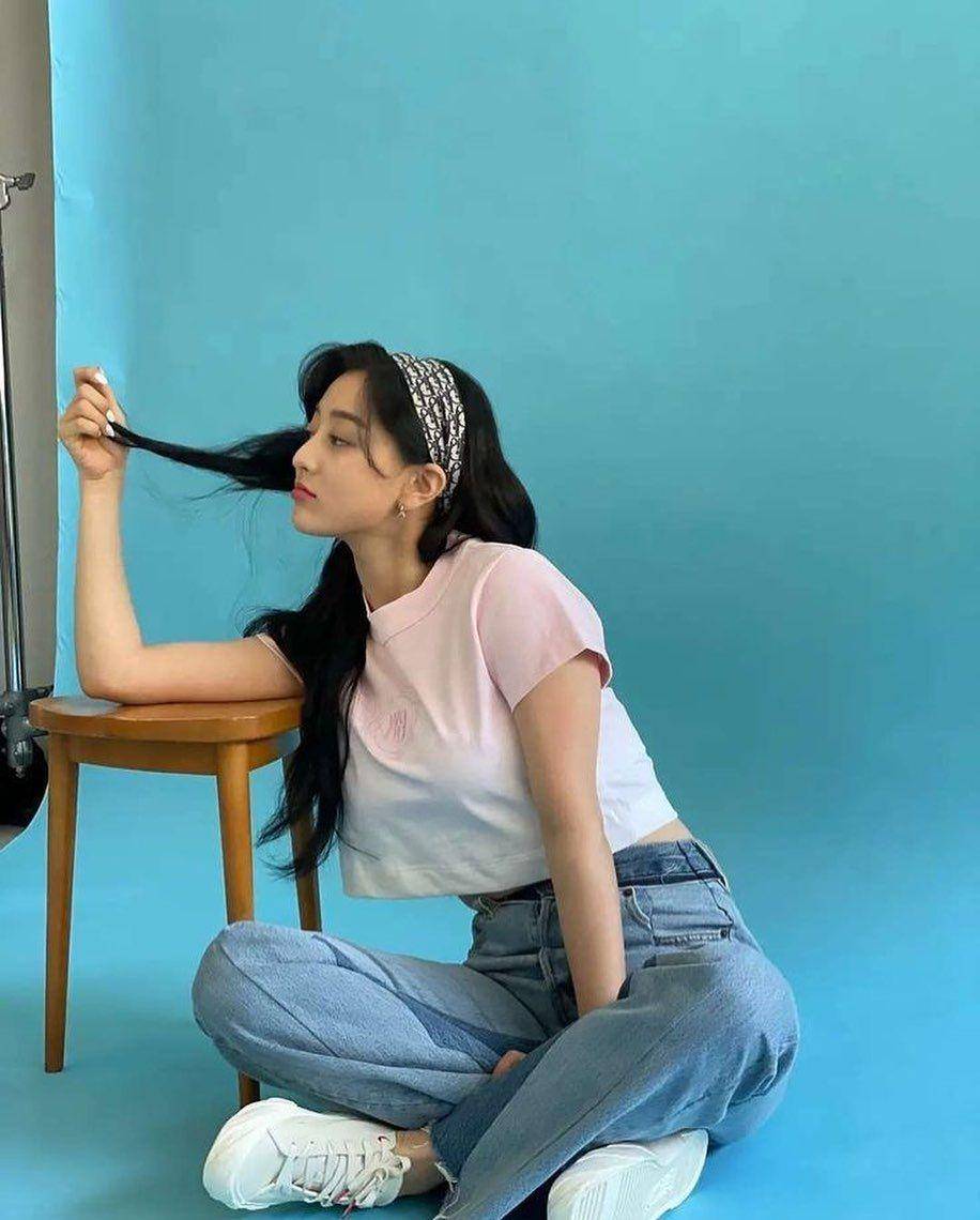 outfit kasual Jihyo Twice (instagram.com/trendfashiontwice)