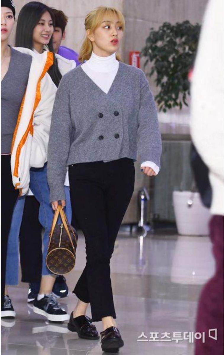 outfit kasual Jihyo Twice (instagram.com/trendfashiontwice)