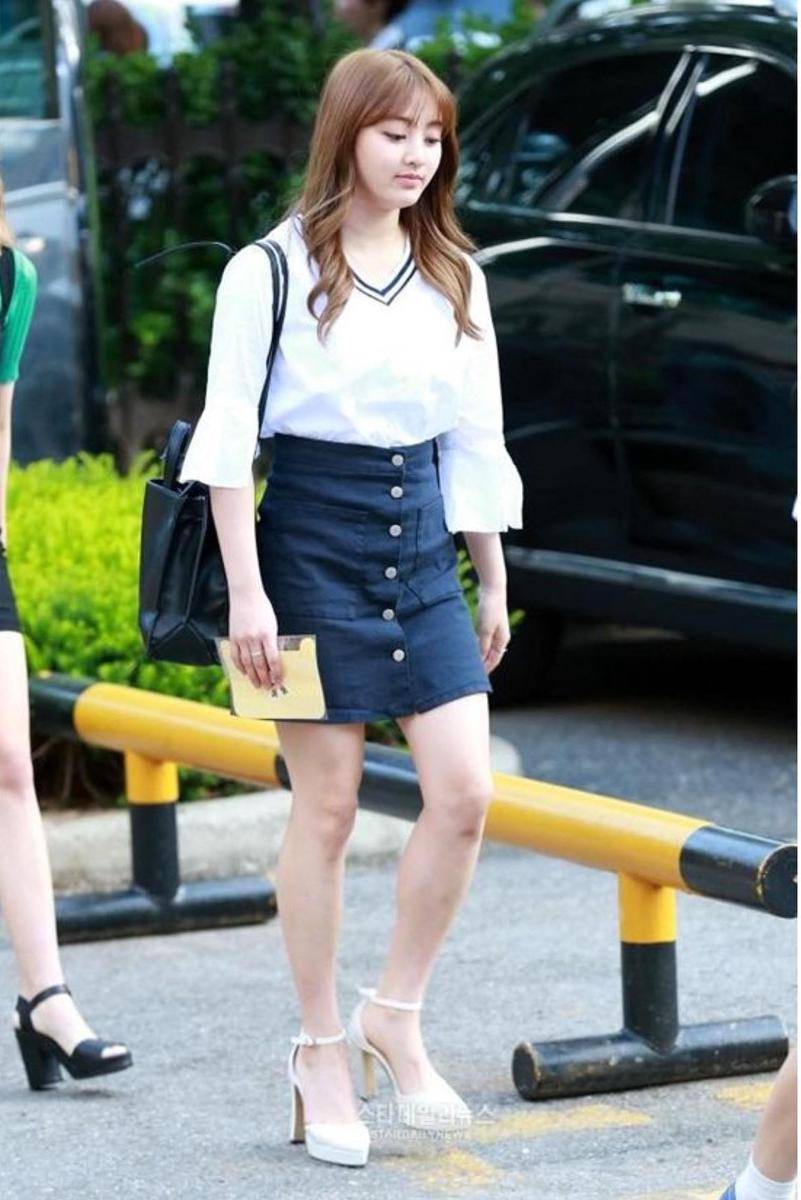 outfit kasual Jihyo Twice (instagram.com/trendfashiontwice)