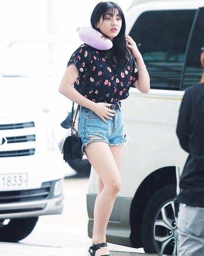 outfit kasual Jihyo Twice (instagram.com/trendfashiontwice)